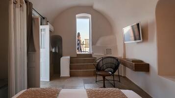 Honeymoon Suite, Hot Tub, Sea View (Caldera View) | Interior detail