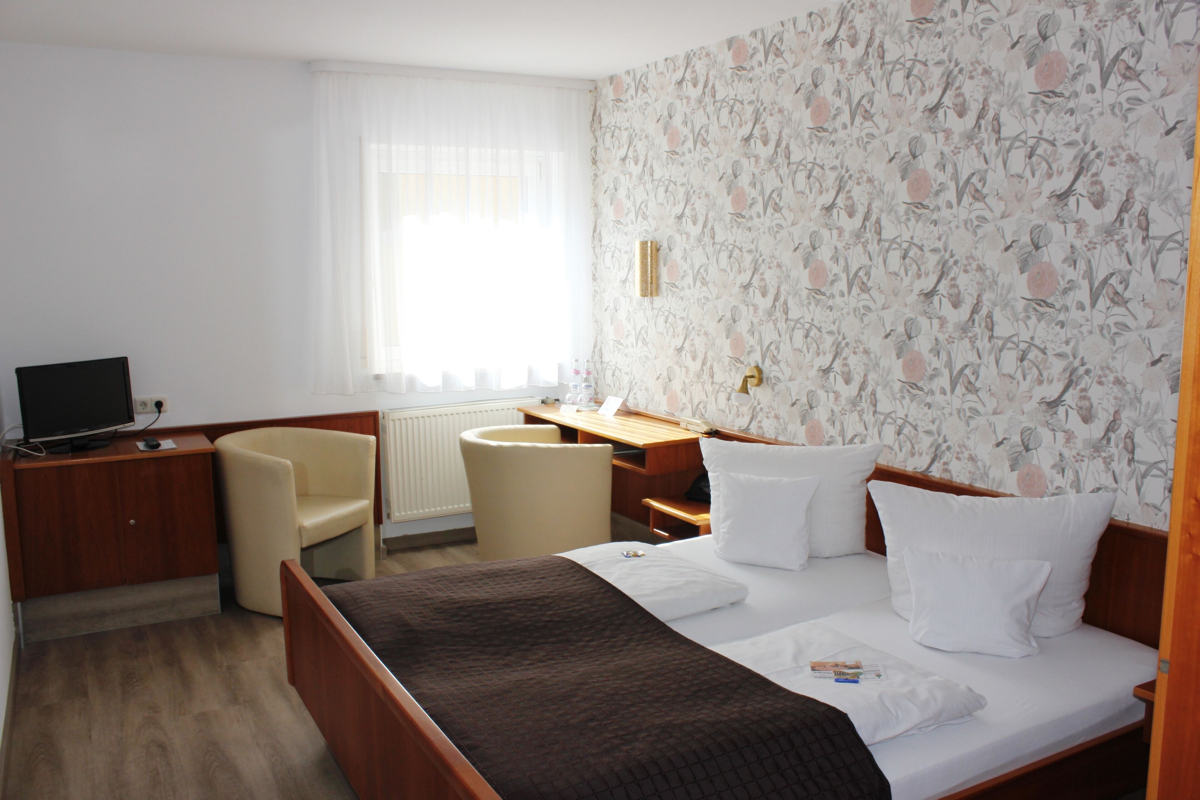 Comfort tweepersoonskamer, 1 kingsize bed | Hypoallergeen beddengoed, een kluis op de kamer, een bureau