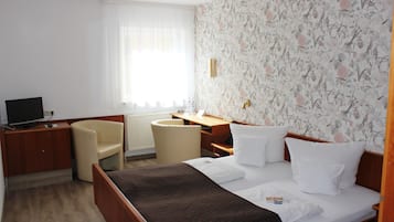 Comfort tweepersoonskamer, 1 kingsize bed | Hypoallergeen beddengoed, een kluis op de kamer, een bureau