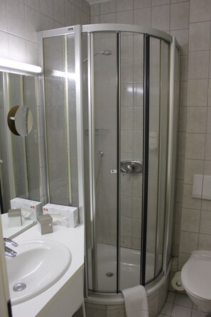 Shower, slippers, towels - Landhotel Zum Böhm (Roth)