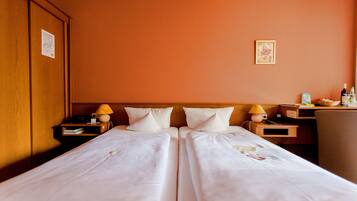 ملاءات للفراش لا تسبب الحساسية وخزنة داخل الغرفة ومكتب وأسرّة أطفال/رضّع