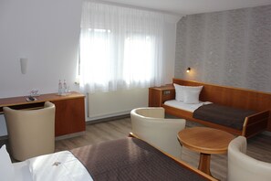 Chambre Triple Confort, plusieurs lits | Literie hypoallergénique, coffres-forts dans les chambres, bureau