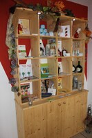 Un aparador de madera con diversos objetos, incluyendo libros, botellas y adornos.