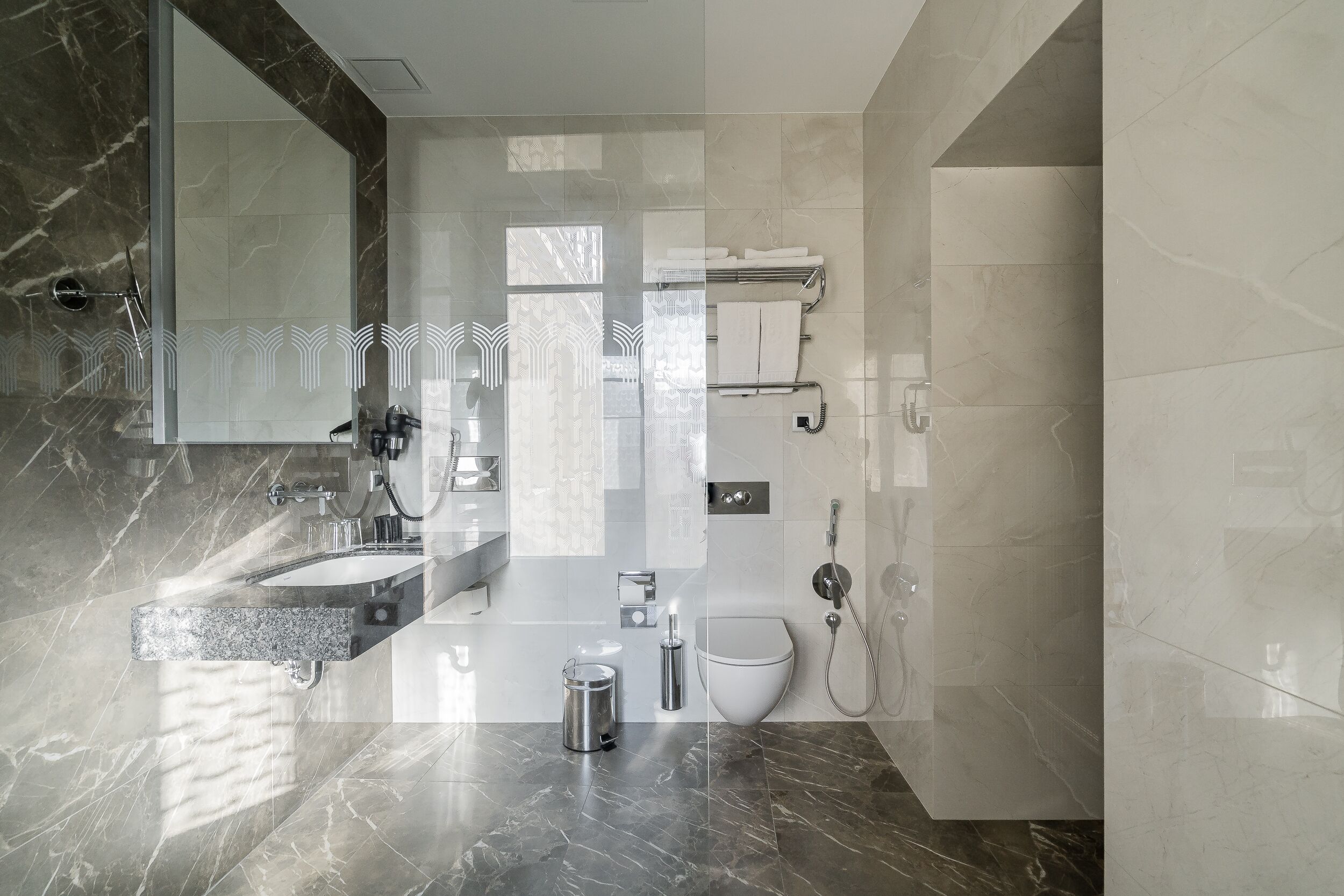 executive double or twin room | bathroom | free toiletries, hair dryer, slippers, towels