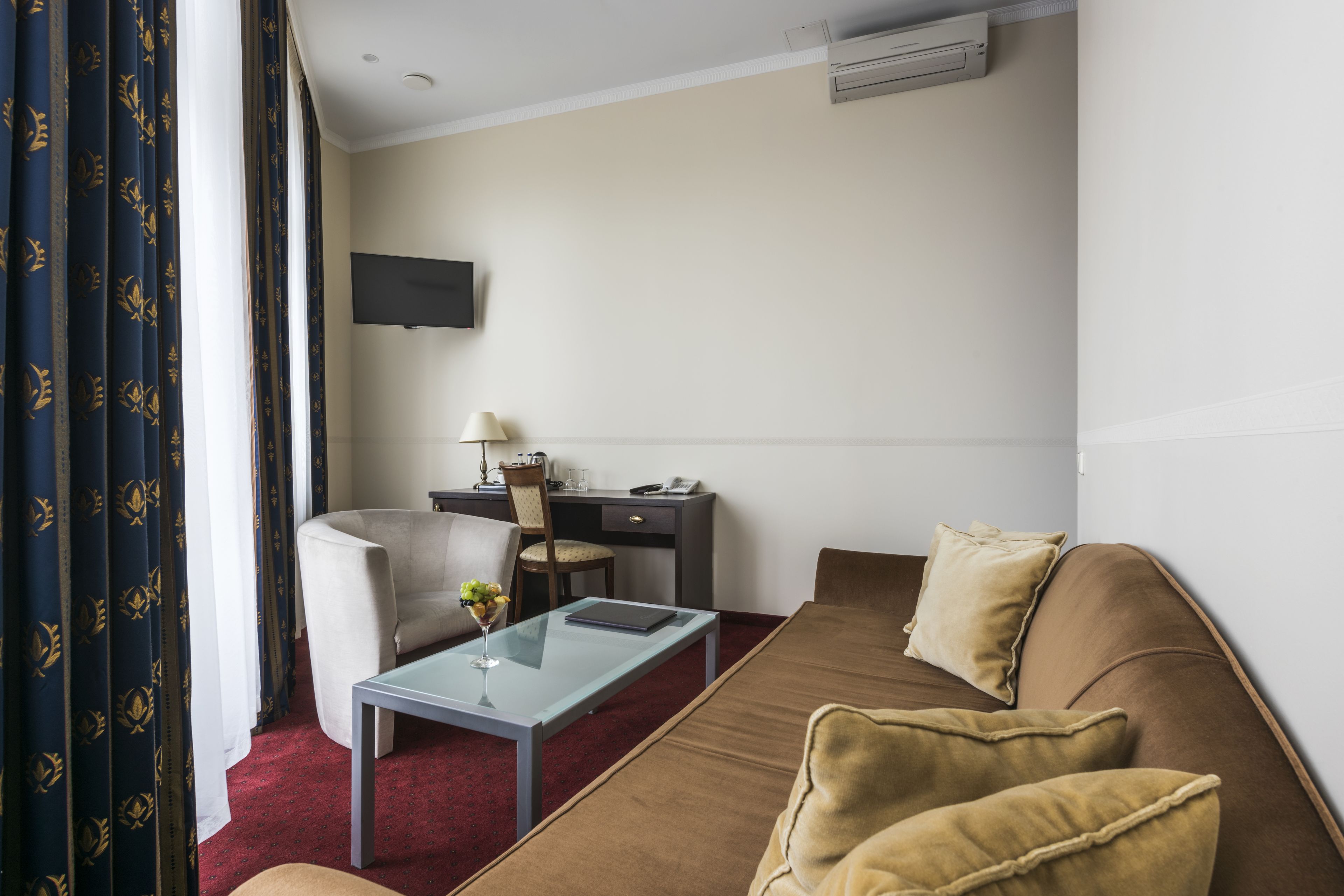 suite | living room | tv