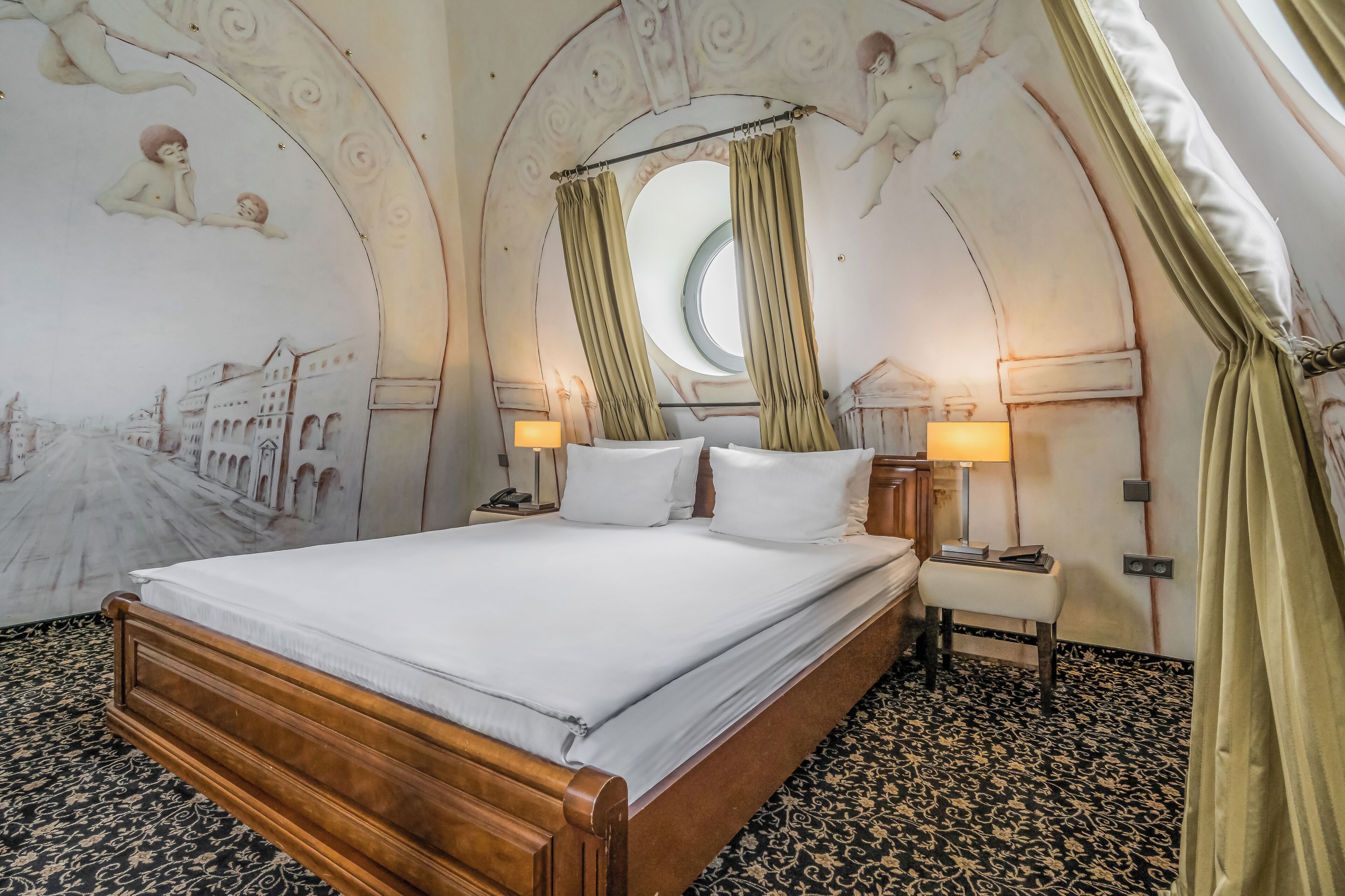 Hypo-allergenic bedding, minibar, in-room safe, desk