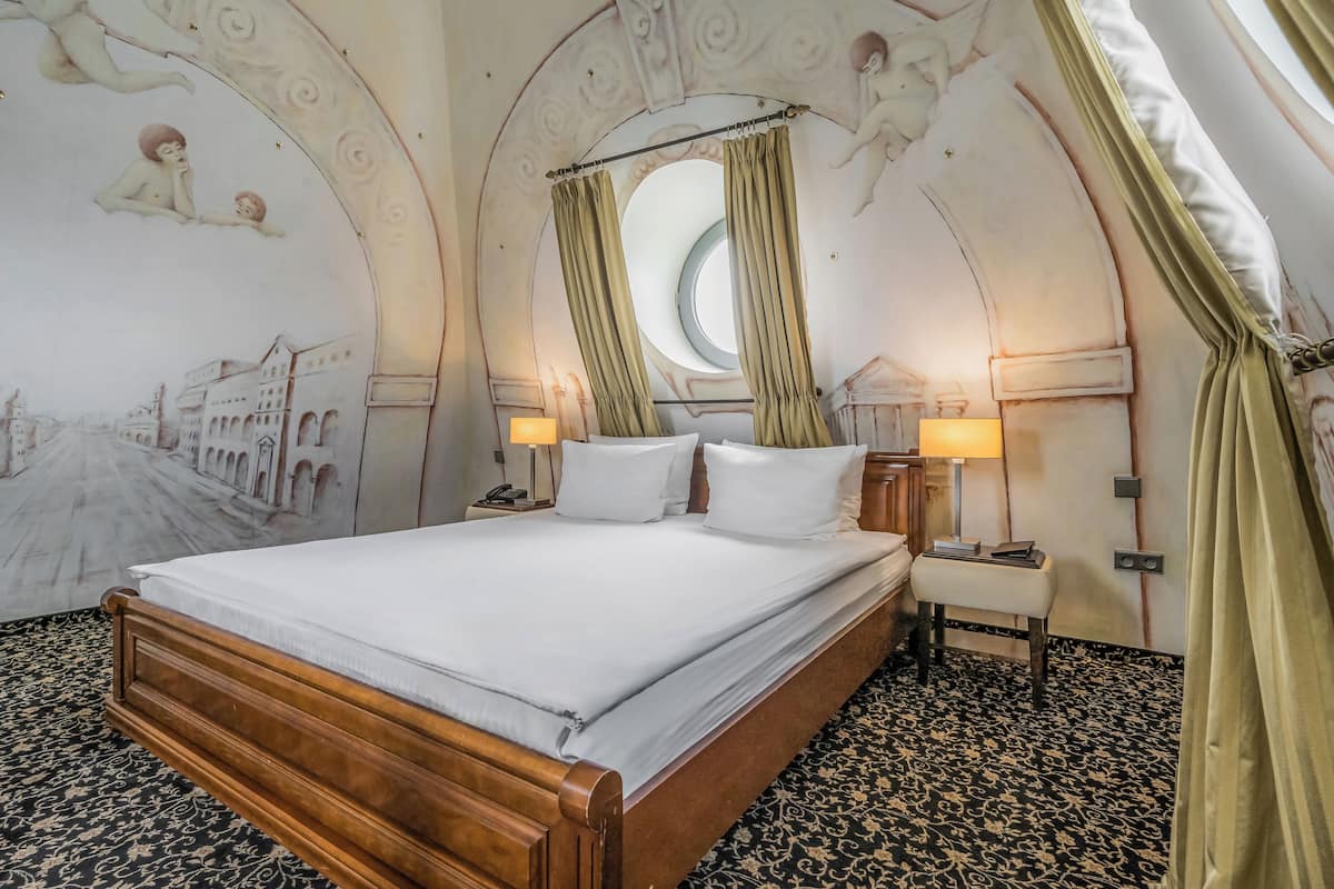 1 bedroom, hypo-allergenic bedding, minibar, in-room safe