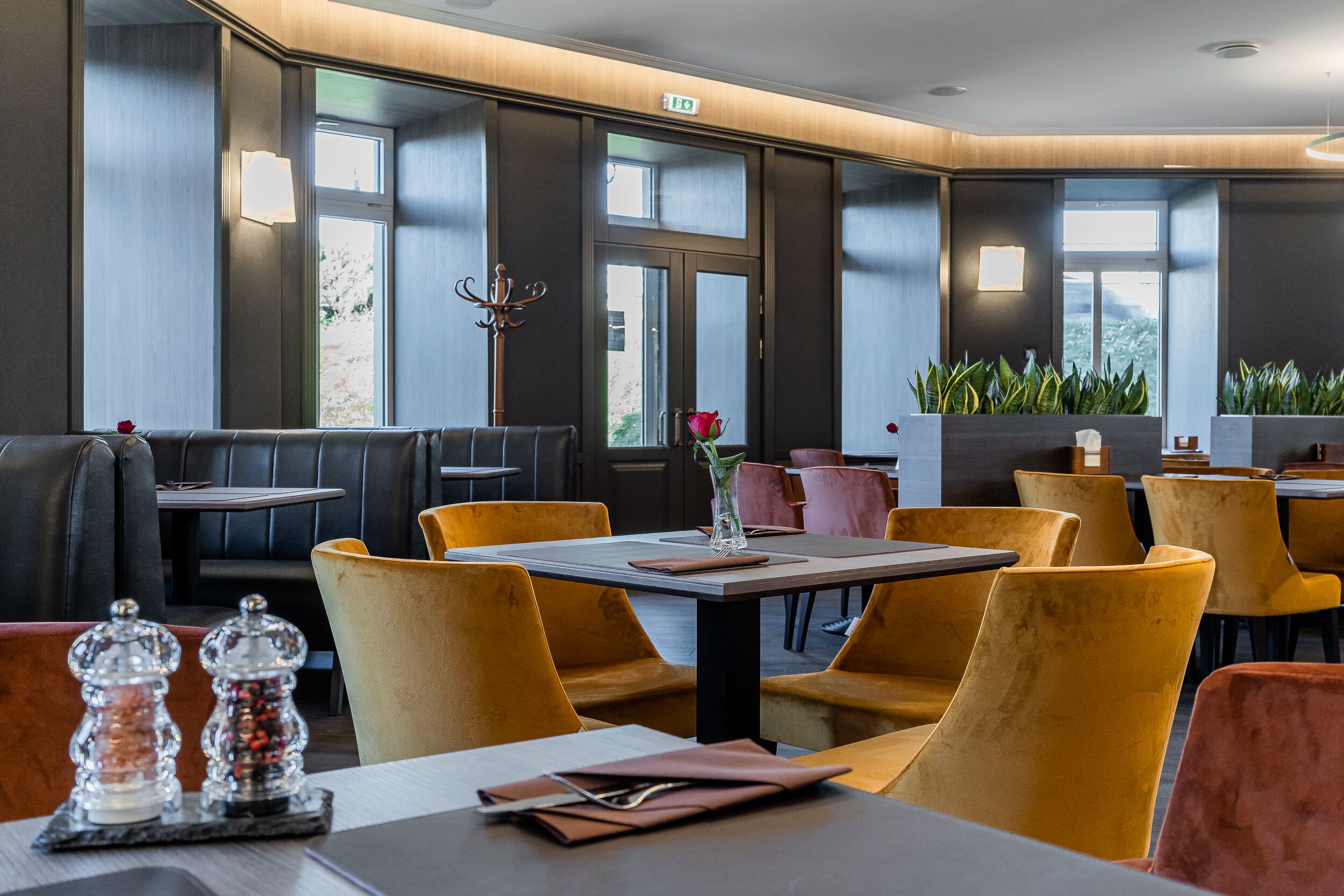 Un restaurante moderno con mesas altas y asientos cómodos.