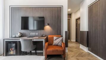 Allergikerbettwaren, Minibar, Zimmersafe, Schreibtisch