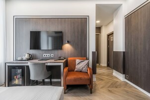 Allergitestade sängkläder, minibar och värdeförvaringsskåp på rummet