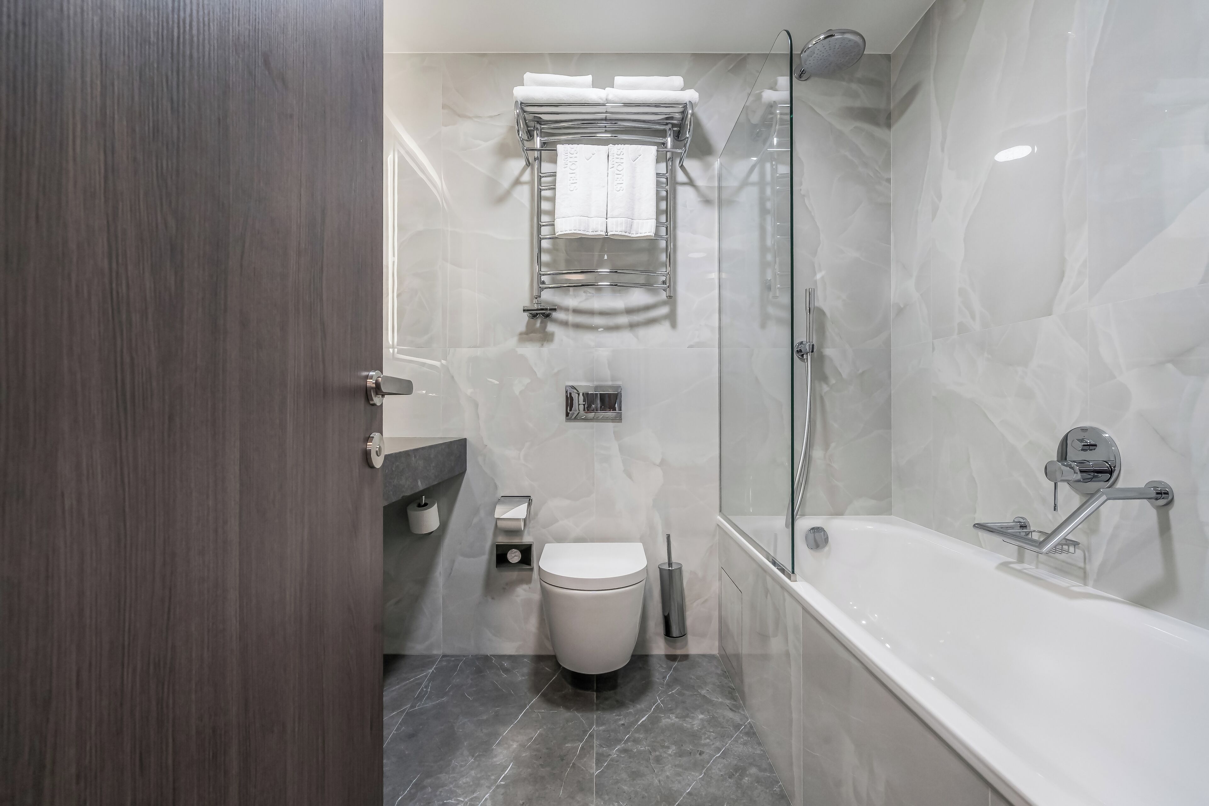 Une salle de bain moderne équipée de toilettes, d’un bidet et d’une baignoire.