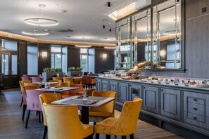 Desayuno buffet (EUR 17 por persona) 