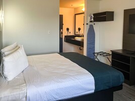 Roupas de cama premium, escrivaninha, cortinas blackout