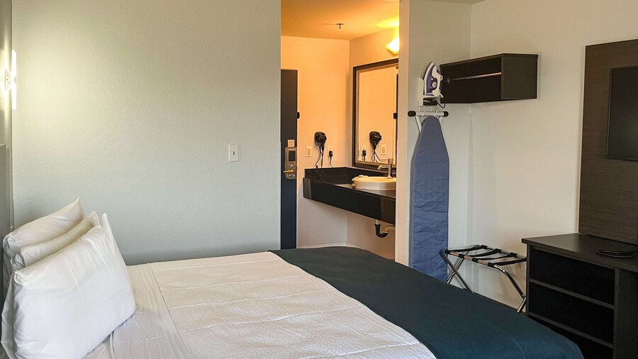 Studio 6 Suites Delano, CA