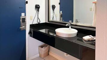 Bañera con ducha, bañera de hidromasaje, artículos de tocador gratuitos