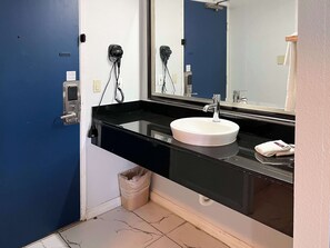 Combined shower/tub, jetted tub, free toiletries, hair dryer - Studio 6 Suites Delano, CA (Delano)