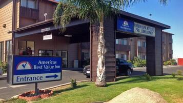 Señal de entrada para Americas Best Value Inn, un edificio con un cartel claro que indica la dirección de entrada.