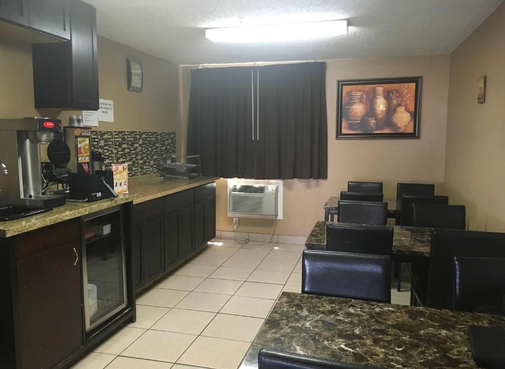 Coffee/tea maker, full-size fridge, microwave, stovetop