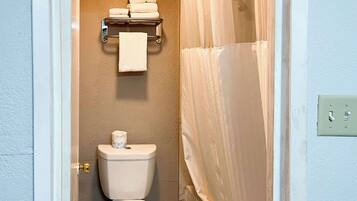 Tina con regadera, tina de hidromasaje, amenidades de baño gratuitas