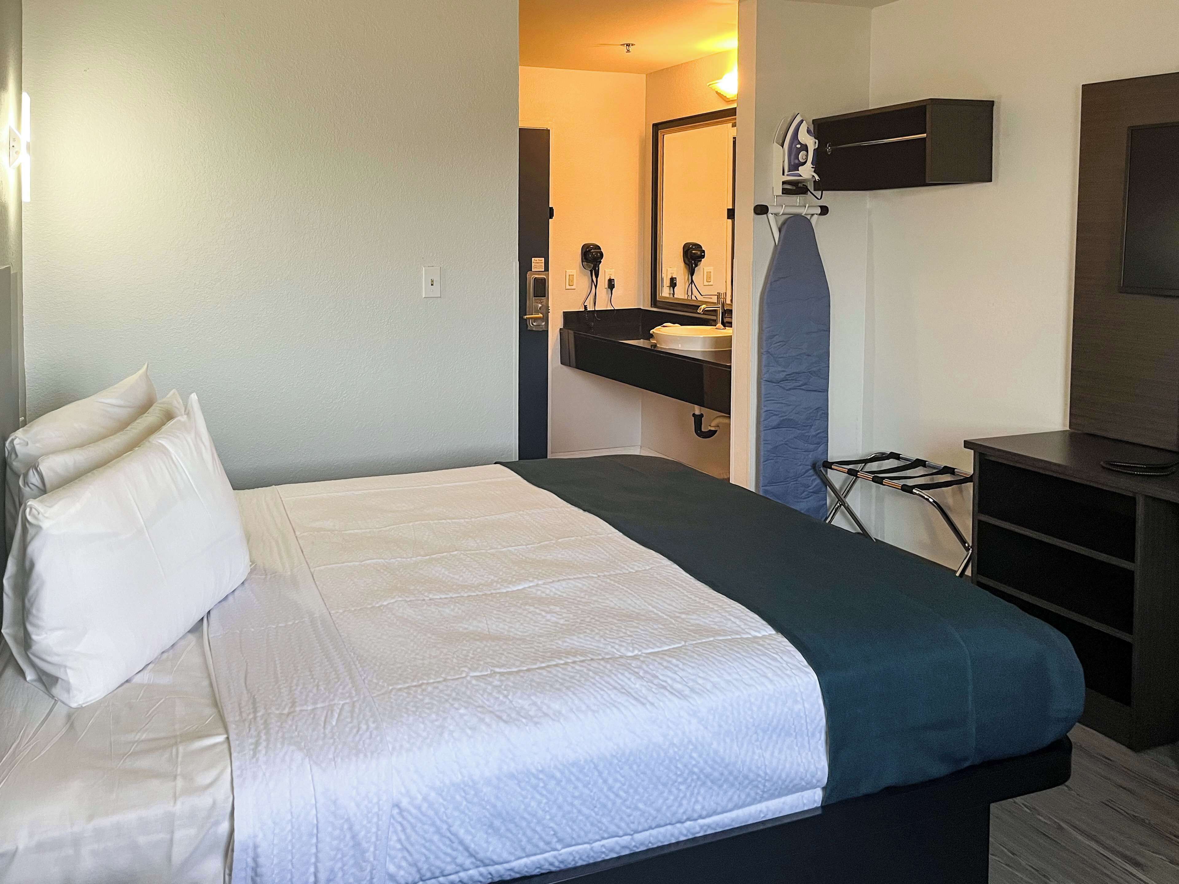 Ropa de cama de alta calidad, escritorio y cortinas blackout 