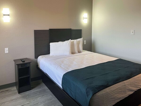 Literie de qualité supérieure, bureau, rideaux occultants