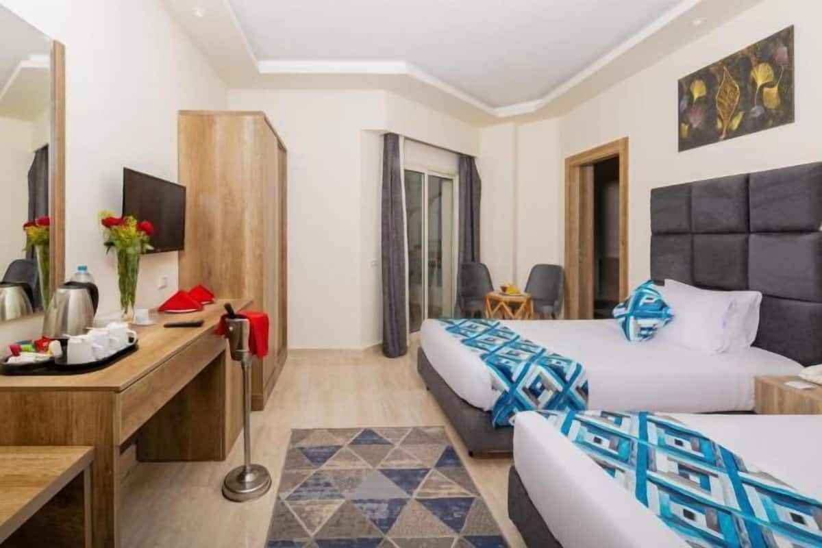 Minibar, caja fuerte, cortinas opacas y ropa de cama