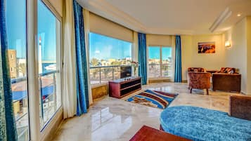 Minibar, caja fuerte, cortinas opacas y ropa de cama