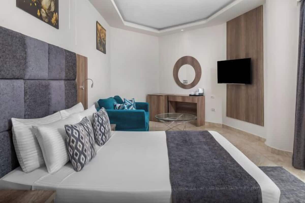 Minibar, coffres-forts dans les chambres, rideaux occultants