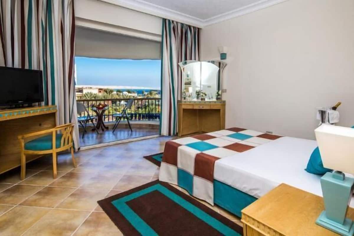 Minibar, caja fuerte, cortinas opacas y ropa de cama