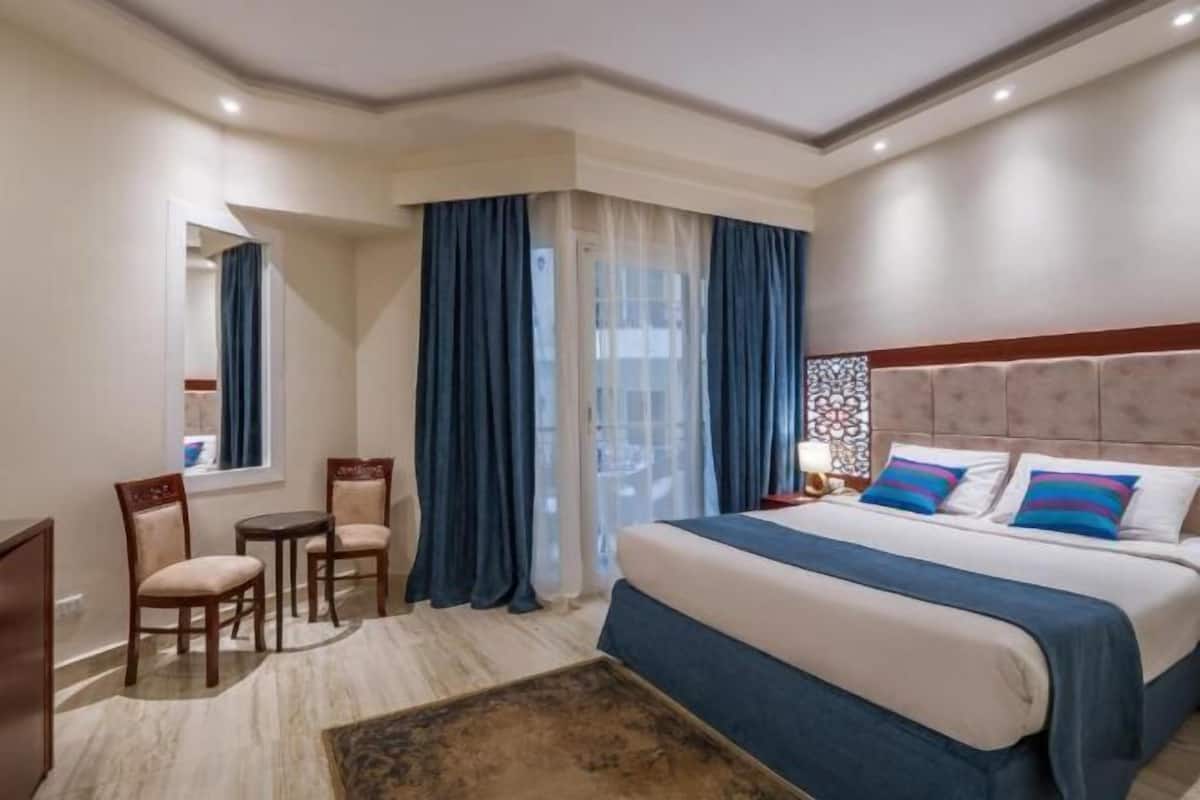 Minibar, caja fuerte, cortinas opacas y ropa de cama