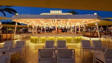 9 bars, 4 bars de plage, bar en milieu de piscine