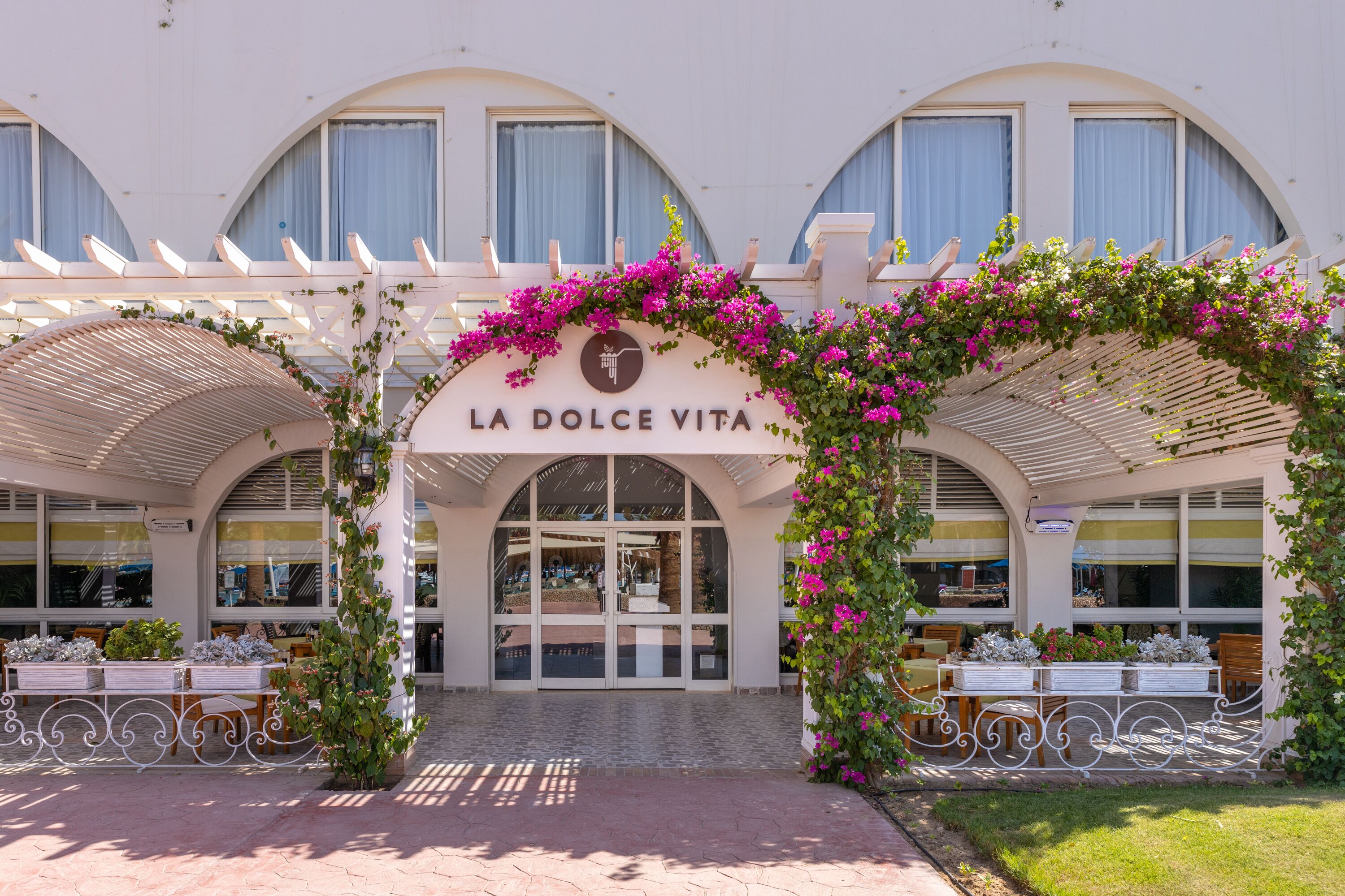 5 restaurants, breakfast, lunch, dinner served; french cuisine