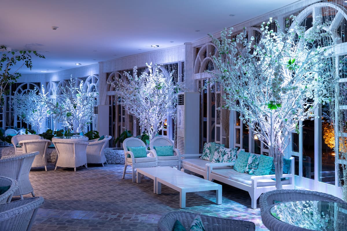 9 bars/lounges, 4 beach bars, swim-up bar, poolside bar