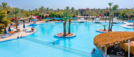 3 utendørsbassenger, bassengtelt (inkludert) og bassengparasoller