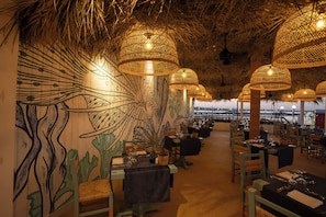 Hi ha 5 restaurants i s'hi serveixen esmorzars; plats de cuina francesa
