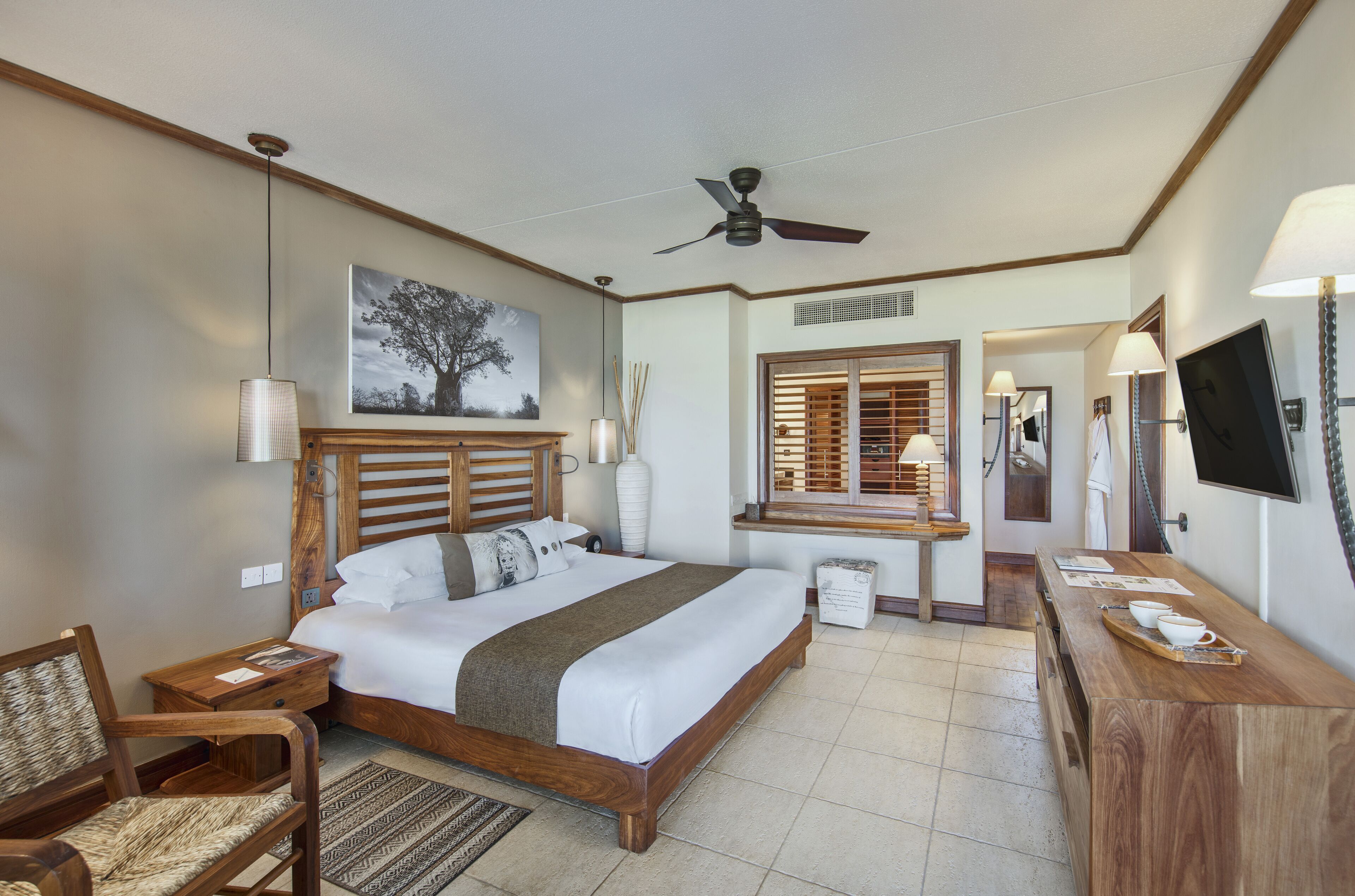 Roba de llit hipoal·lergògena, minibar i caixa forta a l'habitació 