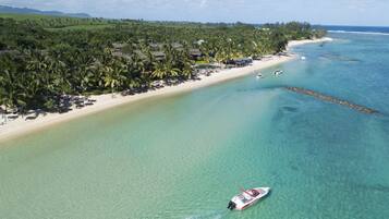 Plage privée, sable blanc, cabines gratuites, chaises longues