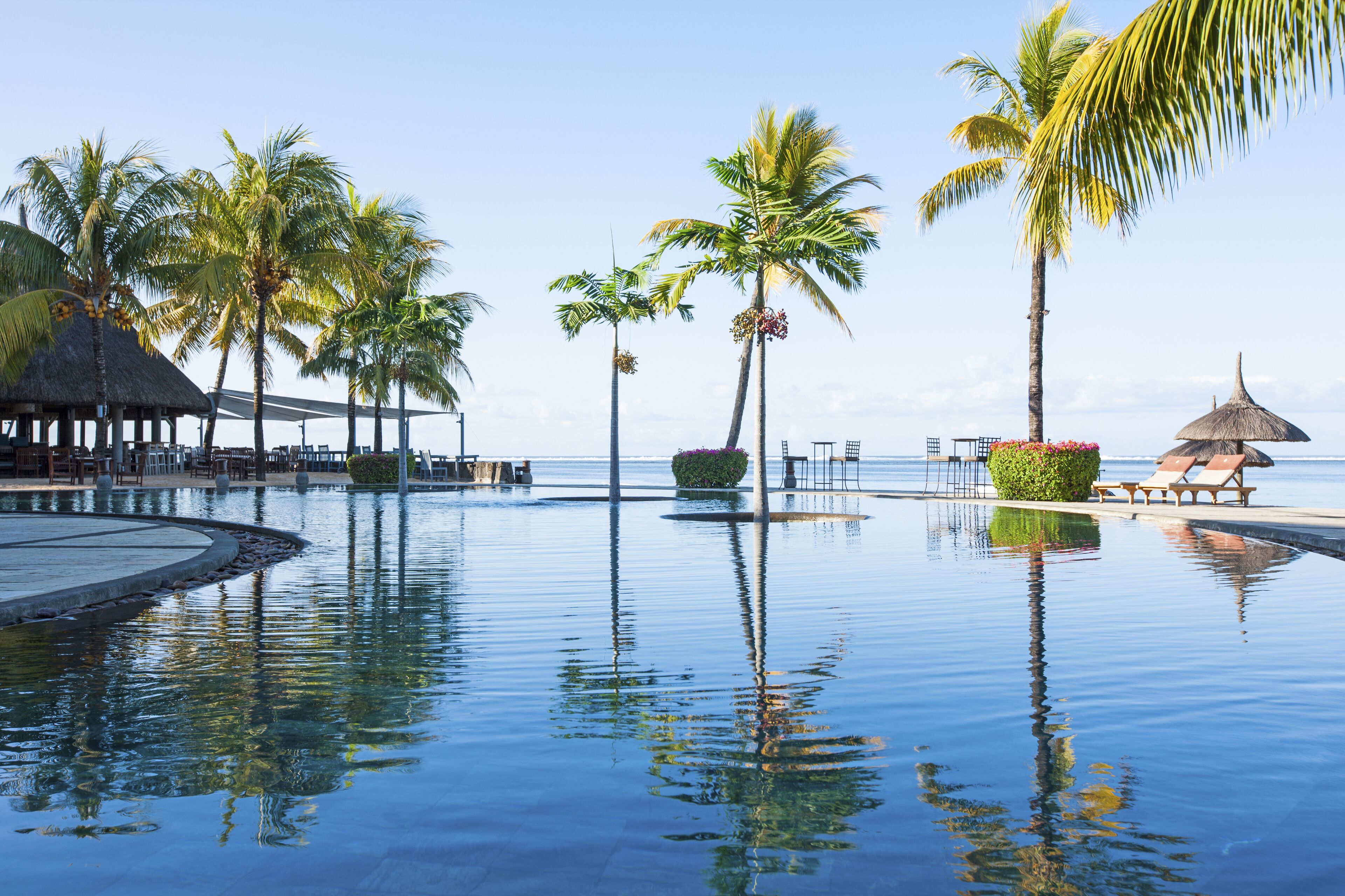 3 piscinas al aire libre, sombrillas, sillones reclinables de piscina