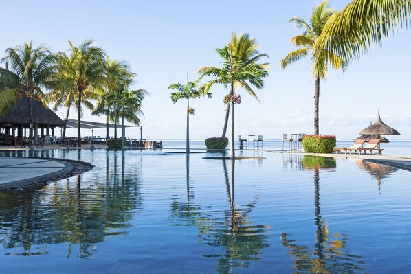 3 Außenpools, Sonnenschirme, Liegestühle