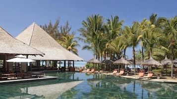 3 piscinas al aire libre, sombrillas, sillones reclinables de piscina