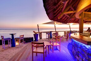 2 bars/lounges, 2 poolside bars, beach bar - Heritage Awali Golf & Spa Resort – All Inclusive (Bel Ombre)