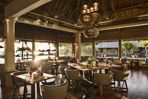 5 restaurantes; se sirve desayuno, almuerzo, cena y brunch