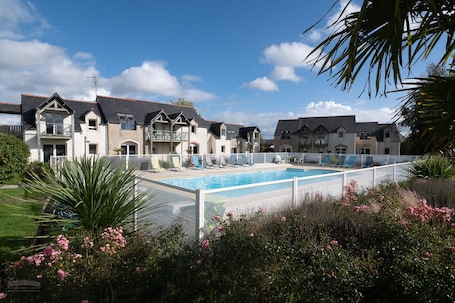 Una piscina al aire libre de temporada. Appart'Hôtel Mont Saint Michel Résidence Fleurdumont