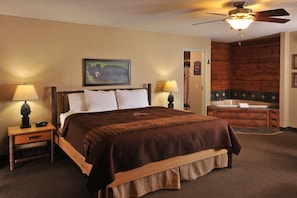 Escritorio, espacio para trabajar con laptop y cortinas blackout