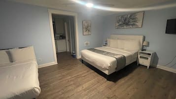 Suíte estúdio clássica, 1 cama Queen, para não fumantes (Cottage) | Banheiro | Produtos de toalete grátis, secador de cabelo, toalhas de banho