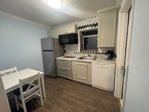 Classic Studio Suite, 1 Queen Bed, Non Smoking (Cottage) | Private kitchenette | Fridge, microwave - Americas Best Value Inn & Suites Royal Carriage (Jamestown)