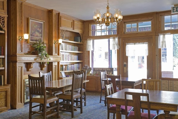 Dining - Americas Best Value Inn & Suites Royal Carriage (Jamestown)