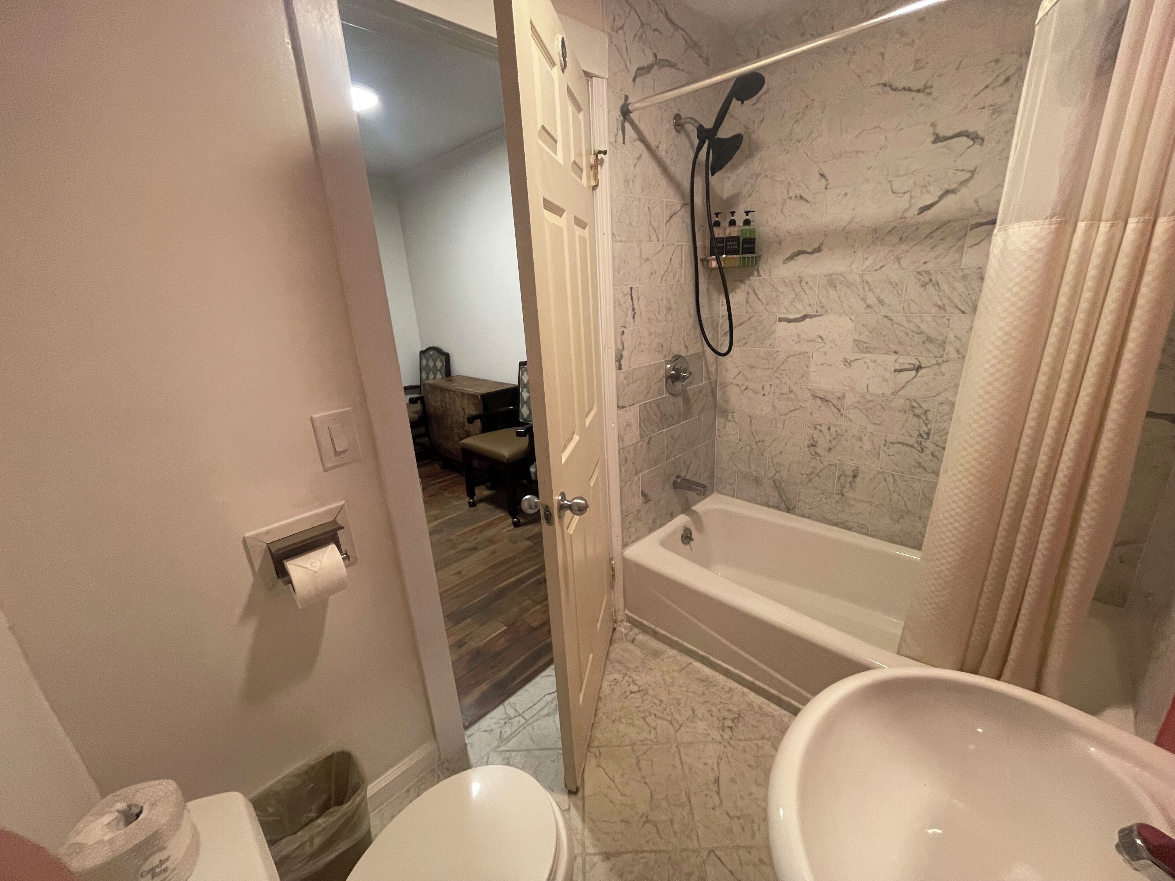 Une salle de bain avec une baignoire, des toilettes et un lavabo.