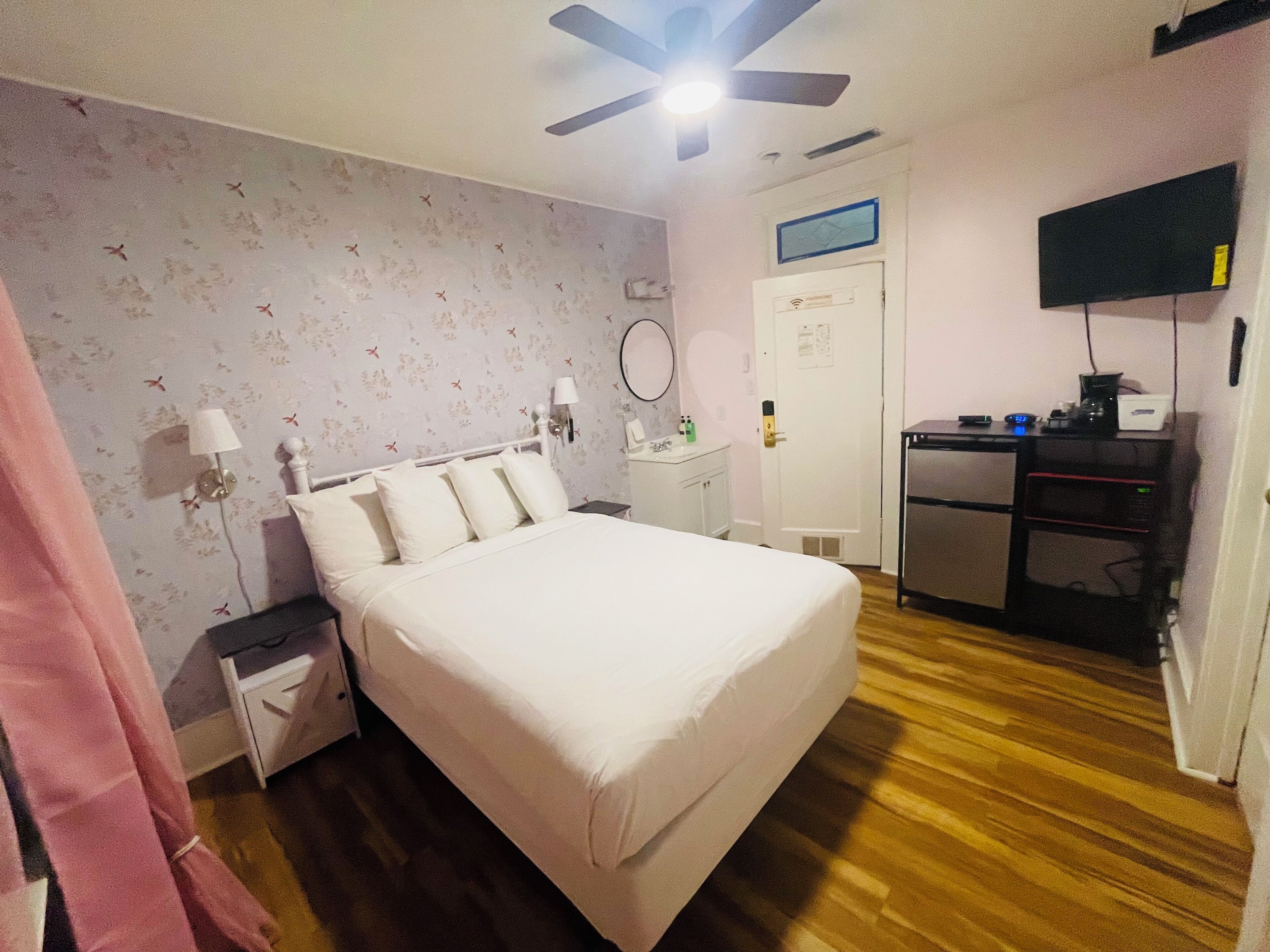 Basic Room, 1 Queen Bed, Non Smoking, Shared Bathroom | Down duvets, individually decorated, individually furnished