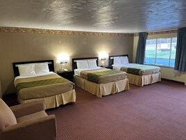 Escritorio, tabla de planchar con plancha y camas plegables/adicionales 